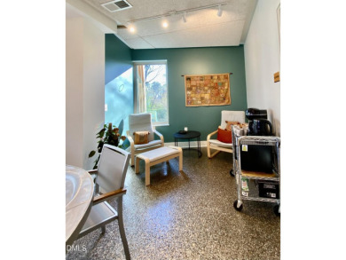 Lovely 1-bedroom condo in Bull City Commons Condominiums. Walk