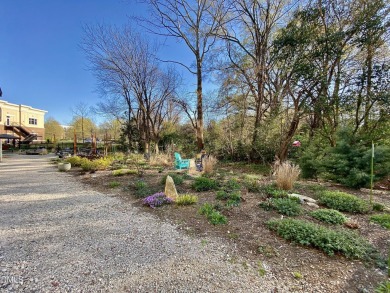 Lovely 1-bedroom condo in Bull City Commons Condominiums. Walk