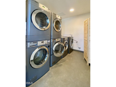 Lovely 1-bedroom condo in Bull City Commons Condominiums. Walk