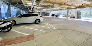 Lovely 1-bedroom condo in Bull City Commons Condominiums. Walk