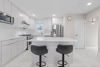 Welcome to this beautifully renovated 3-bedroom, 3-bathroom home - photo 4