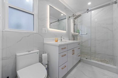 Welcome to this beautifully renovated 3-bedroom, 3-bathroom home - photo 6