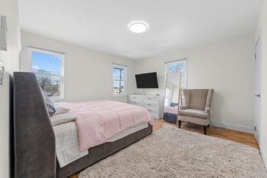 Welcome to this beautifully renovated 3-bedroom, 3-bathroom home - photo 7