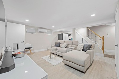 Welcome to this beautifully renovated 3-bedroom, 3-bathroom home - photo 10