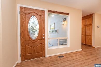Welcome to this beautifully updated condo on desirable Hilltop - photo 2