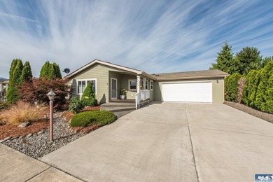 Move-in ready and the Perfect Home Location close to shopping - photo 1