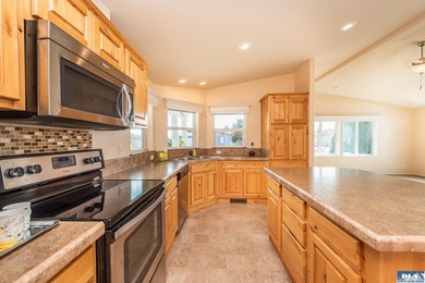 Move-in ready and the Perfect Home Location close to shopping - photo 7