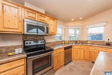 Move-in ready and the Perfect Home Location close to shopping - photo 8