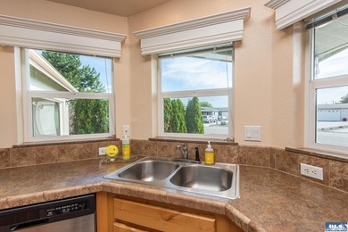 Move-in ready and the Perfect Home Location close to shopping - photo 9