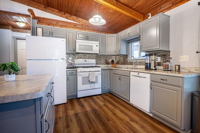 This beautiful, nearly 3,000 square foot cottage-style lakefront - photo 37