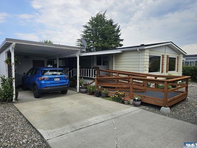 Very well kept home in Juniper Mobile Estates. This home is - photo 1