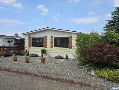 Very well kept home in Juniper Mobile Estates. This home is - photo 2