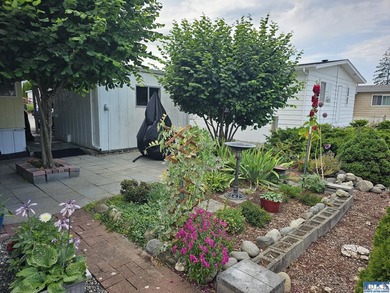 Very well kept home in Juniper Mobile Estates. This home is - photo 3