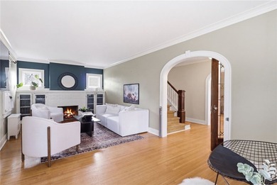 Picture-perfect Colonial in the highly sought-after Browncroft - photo 4