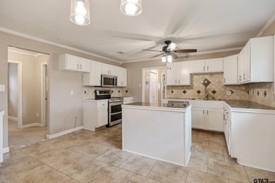 Well cared for 3/2 with a large shop, on just over an acre, near - photo 11