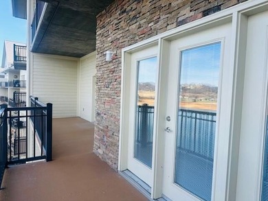 Enjoy a resort feel as you view Cherokee Lake from your living - photo 32