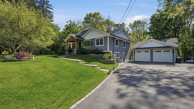 Welcome to a truly exceptional Huntington retreat where timeless - photo 2