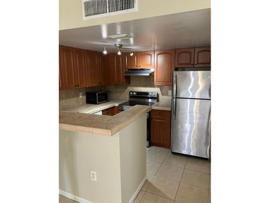 Beautiful corner unit, Townhouse located next to the clubhouse - photo 2