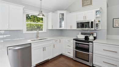 Welcome to a truly exceptional Huntington retreat where timeless - photo 10