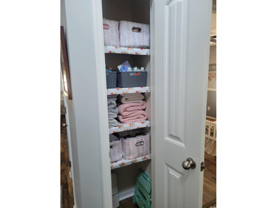 This well mantained home boasts with pride. It features an open