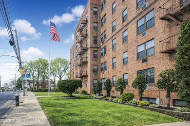 Welcome to 1160 Richmond Rd Unit 4G, a newly renovated, spacious - photo 1