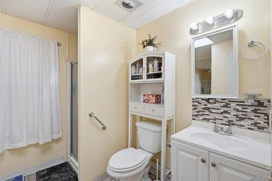 Deeply reduced and PRICED TO SELL! Welcome to easy, resort-style - photo 17