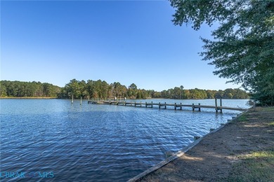 If you're looking for a spacious, private waterfront property - photo 3