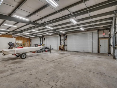Impressive 2,800-square-foot heated and cooled workshop in heart - photo 4