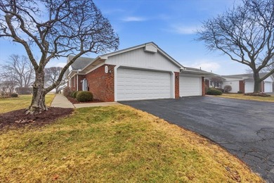 (private lake, pond, creek) Condo Active Under Contract in Saint Clair Shores Michigan