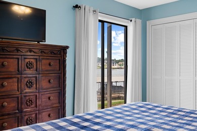 Gorgeous ground level 2 bedroom condo with NEW FLOORING and a - photo 21
