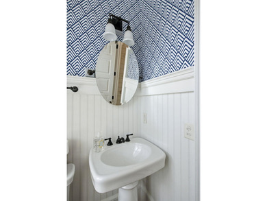 Welcome to this beautifully crafted 5-bedroom, 5.5-bath - photo 21
