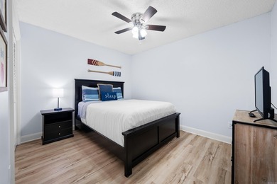 Gorgeous ground level 2 bedroom condo with NEW FLOORING and a - photo 24