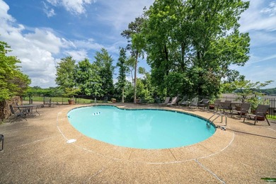 Gorgeous ground level 2 bedroom condo with NEW FLOORING and a - photo 28