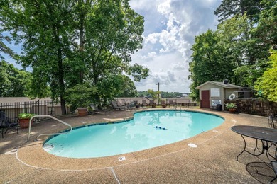 Gorgeous ground level 2 bedroom condo with NEW FLOORING and a - photo 29
