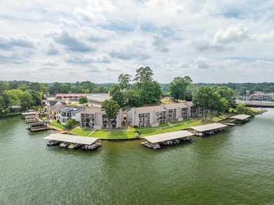 Gorgeous ground level 2 bedroom condo with NEW FLOORING and a - photo 36