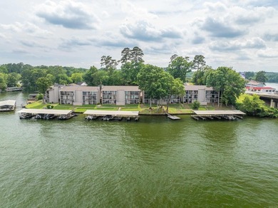 Gorgeous ground level 2 bedroom condo with NEW FLOORING and a - photo 37