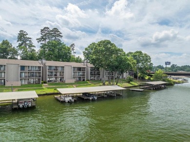 Gorgeous ground level 2 bedroom condo with NEW FLOORING and a - photo 38