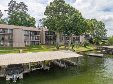 Gorgeous ground level 2 bedroom condo with NEW FLOORING and a - photo 40