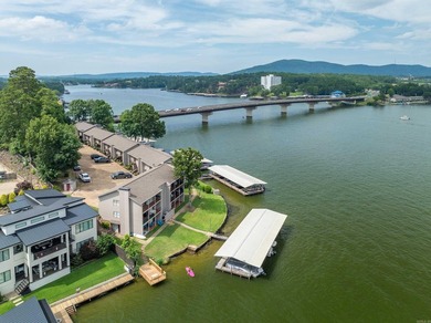 Gorgeous ground level 2 bedroom condo with NEW FLOORING and a - photo 42
