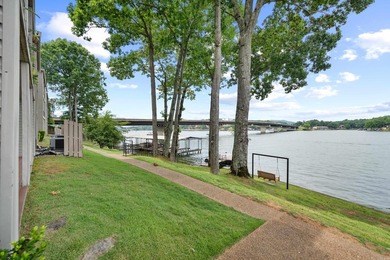 Gorgeous ground level 2 bedroom condo with NEW FLOORING and a - photo 46