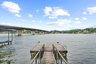 Gorgeous ground level 2 bedroom condo with NEW FLOORING and a - photo 49