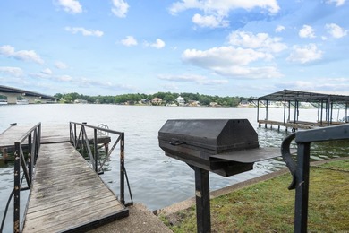 Gorgeous ground level 2 bedroom condo with NEW FLOORING and a - photo 50