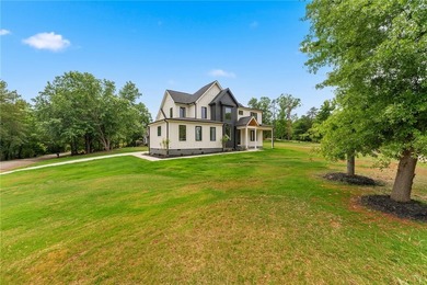 Beautifully crafted new construction home offering elegant - photo 4