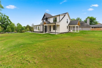 Beautifully crafted new construction home offering elegant - photo 5