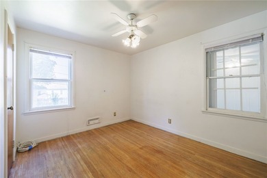 Welcome to this spacious Cape Cod, ideally located in a - photo 11