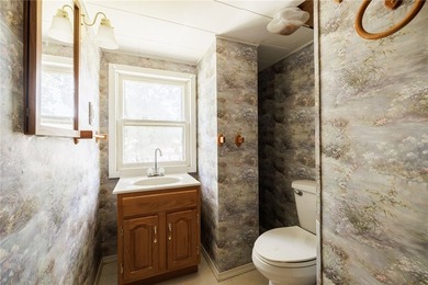 Welcome to this spacious Cape Cod, ideally located in a - photo 21