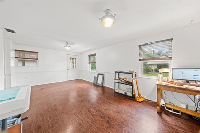 Charming 2-bedroom, 1-bath home situated on a 0.26-acre lot - photo 7