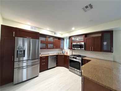 ~800 sq ft of private outdoor space + over 1,500 sq ft interior - photo 4