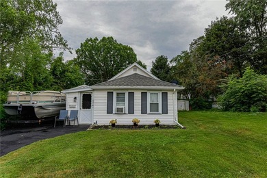 Welcome to 47 Chippendale Rd! This two bedroom home offers a - photo 2