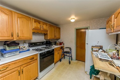 Welcome to 47 Chippendale Rd! This two bedroom home offers a - photo 7